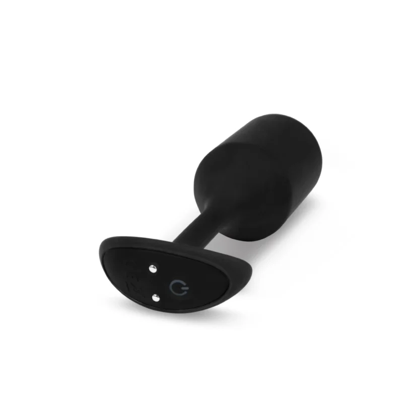 Analinis kaištis „b-Vibe Vibrating Snug Plug 4“ (juodas)
