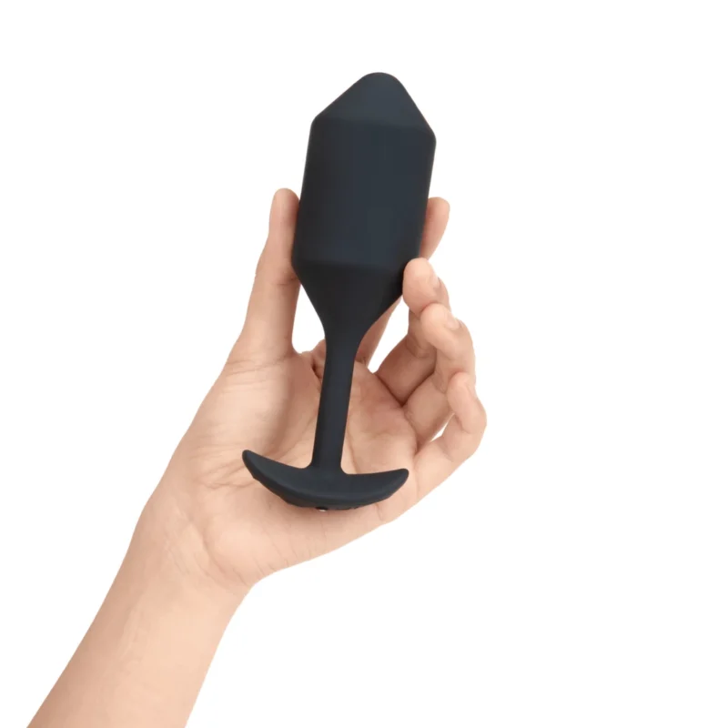 Analinis kaištis „b-Vibe Vibrating Snug Plug 4“ (juodas)
